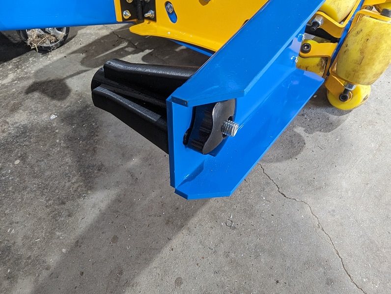 grippers secured with just 1 hand screw, no tools required