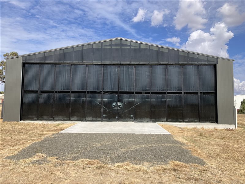 Hangars - Newly built hanger with amenities and extras-Cowra